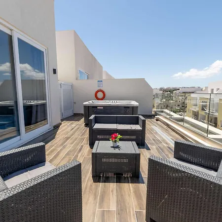 Swieqi Luxury 2bdr Penthouse With Large Terrace דירה *