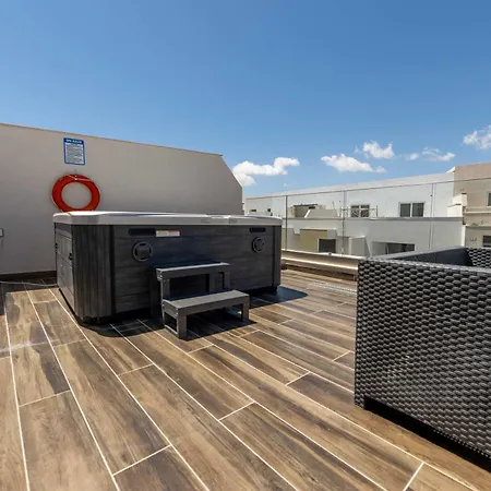 Swieqi Luxury 2bdr Penthouse With Large Terrace דירה *